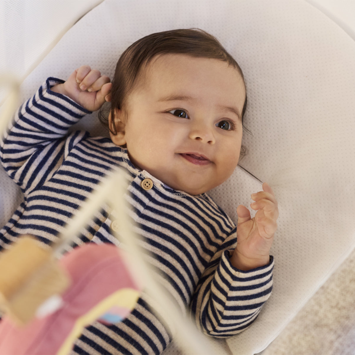 עריסה צ'יקו בייבי האג ארמוניה שמנת פנינה | Chicco Baby Hug Armonia Motherpearl