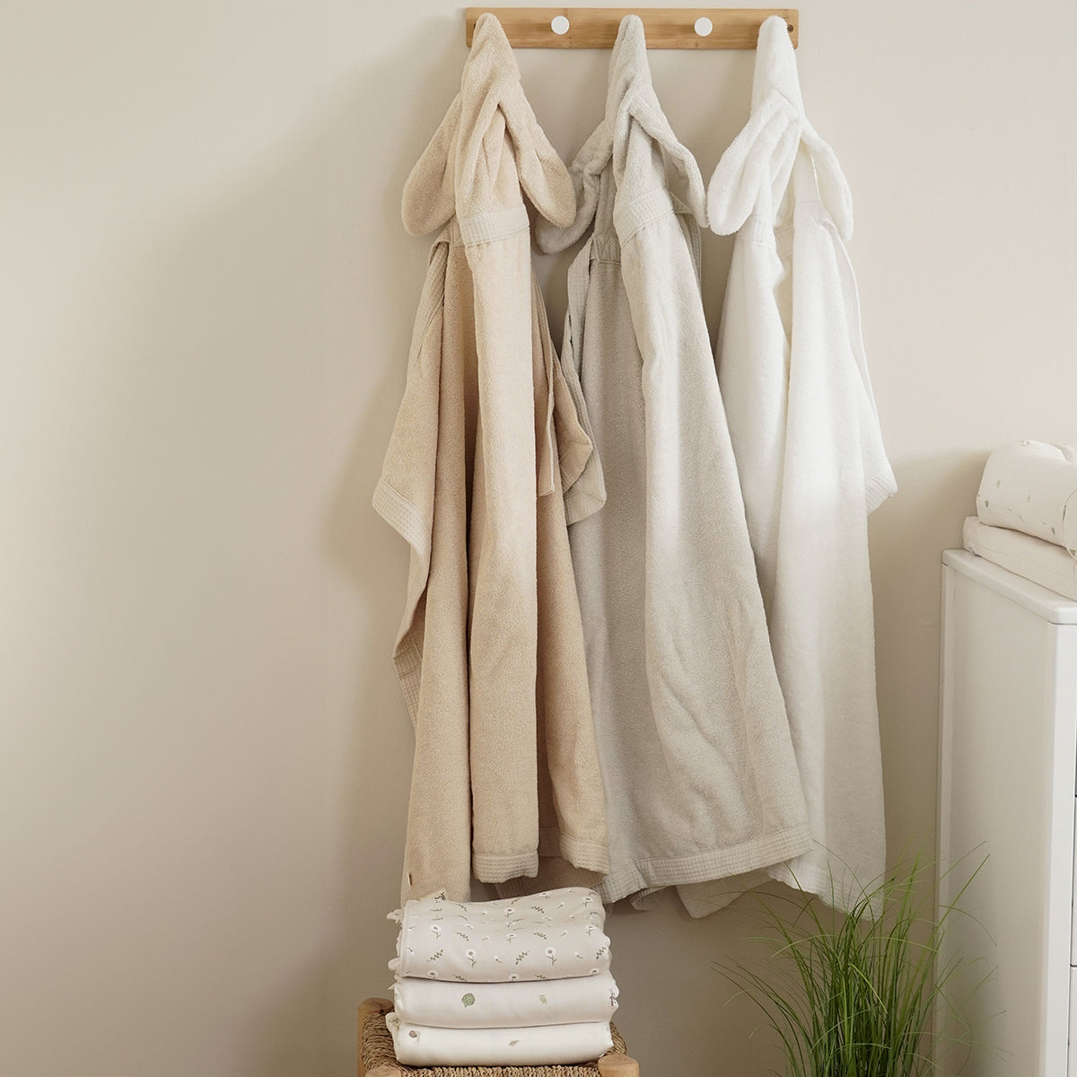 מגבת קשירה L אולימולי ליין שבלול שקד | Olimoli Snail Hooded Towel with Straps 115X85 cm Almond Milk