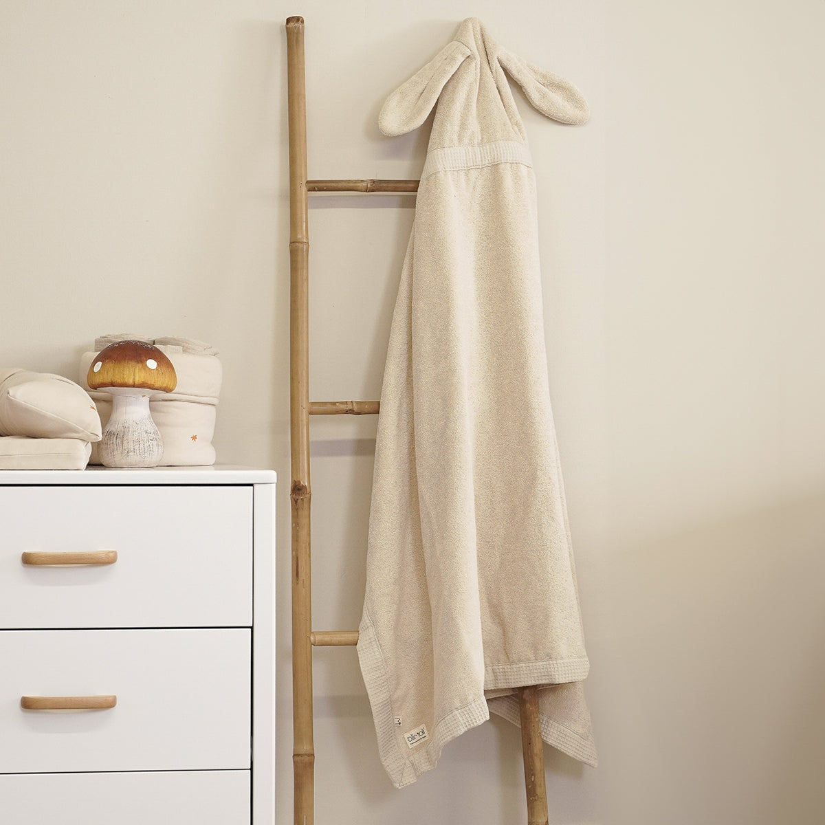 מגבת קשירה L אולימולי ליין שבלול שקד | Olimoli Snail Hooded Towel with Straps 115X85 cm Almond Milk