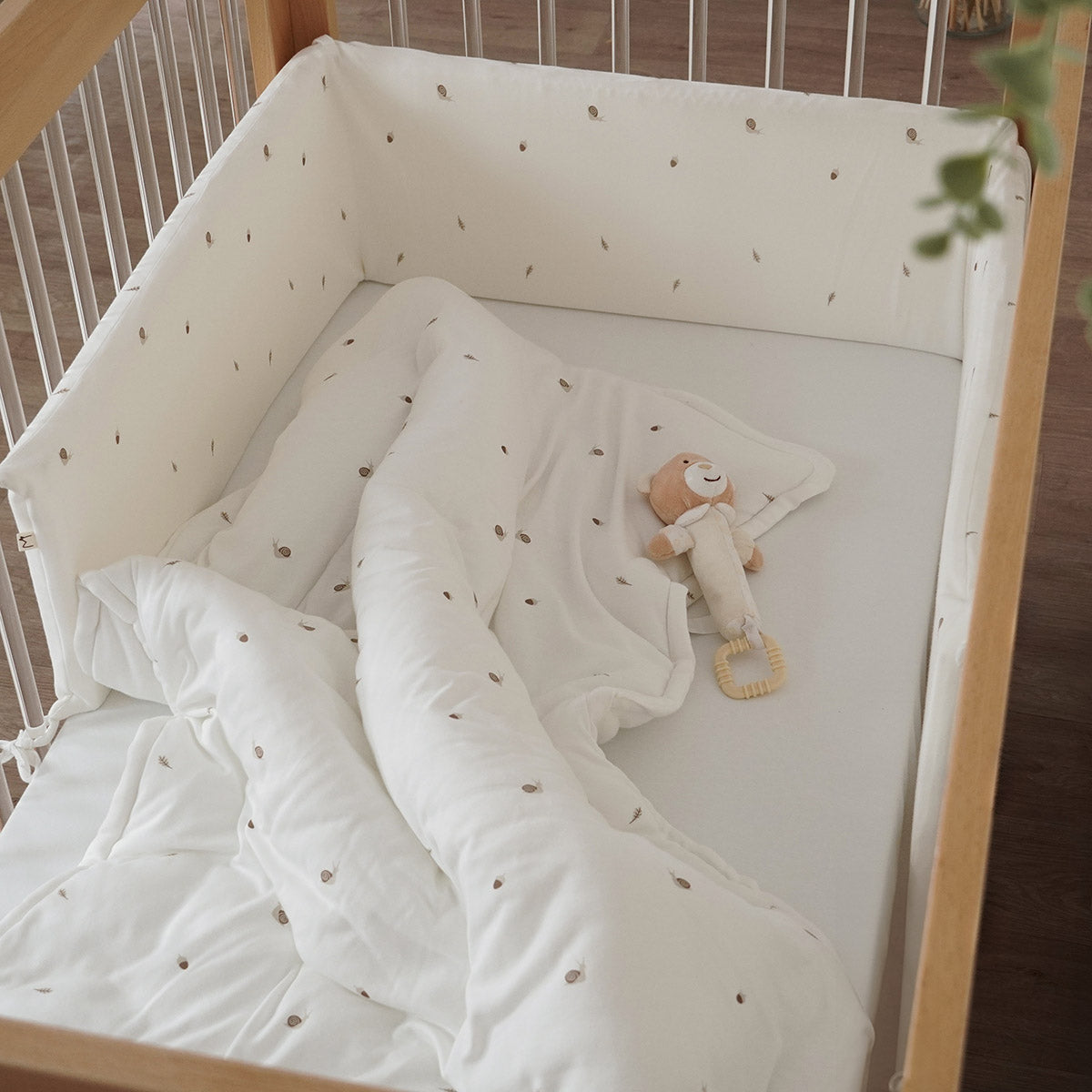 מגן ראש למיטת תינוק אולימולי ליין שבלול | Olimoli Snail Bed Head Bumper