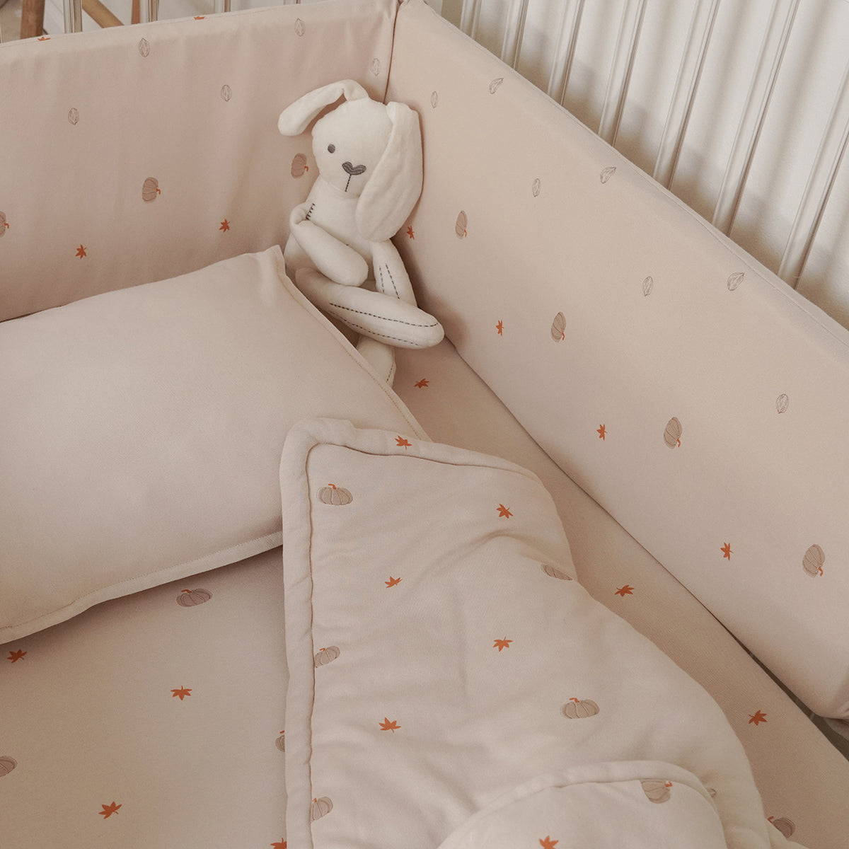 מגן ראש למיטת תינוק אולימולי ליין דלעת | Olimoli Pumpkin Mood Bed Head Bumper