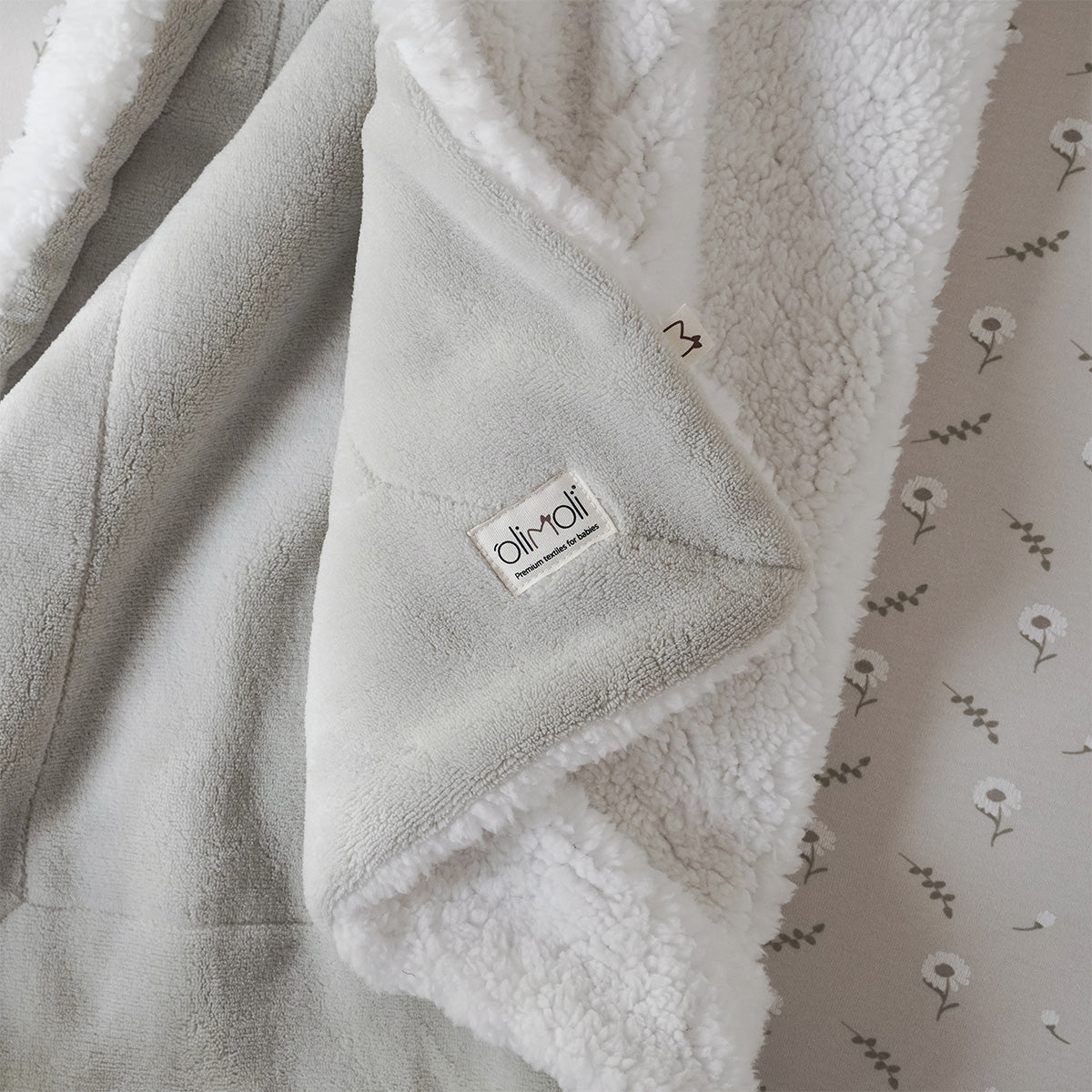 שמיכת פליז אולימולי ליין פריחה לבנה | Olimoli White Blossom Brass Blanket 100X70 cm