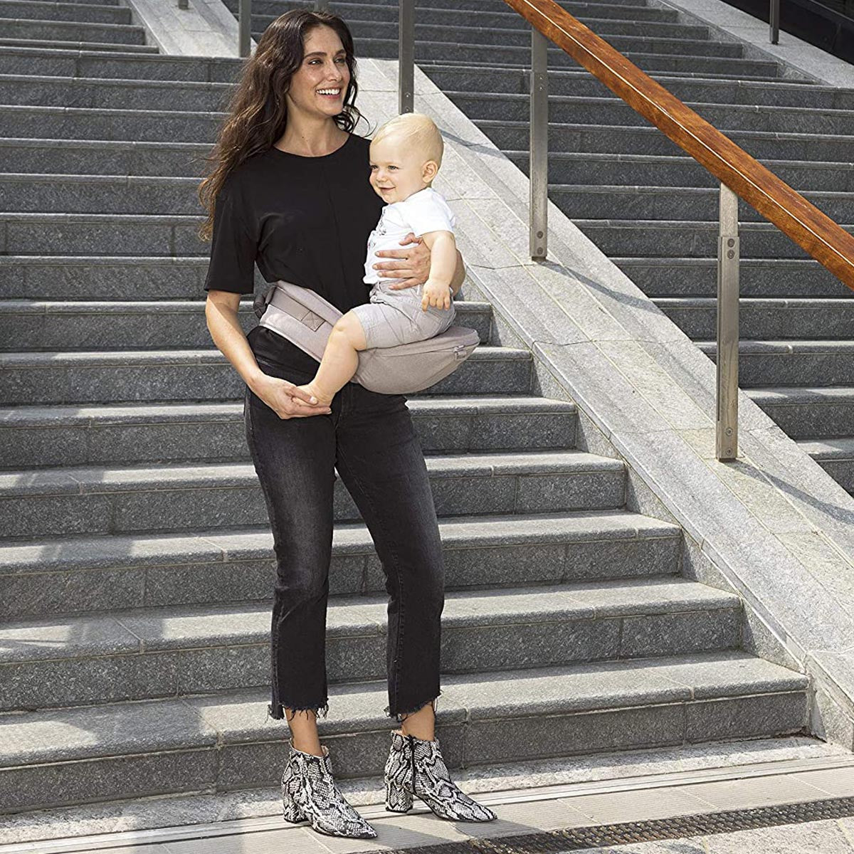 מנשא חזה לתינוק צ'יקו היפ סיט שחור | Chicco Hip Seat Carrier Pirate Black