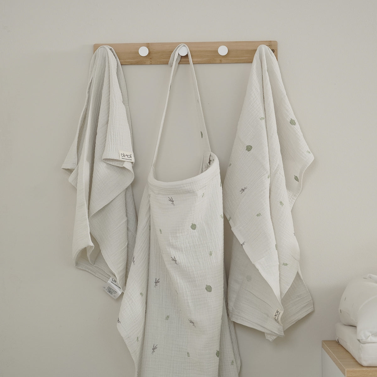 סינר הנקה אולימולי ליין ארטישוק | Olimoli Artichoke Nursing Bib Artichoke