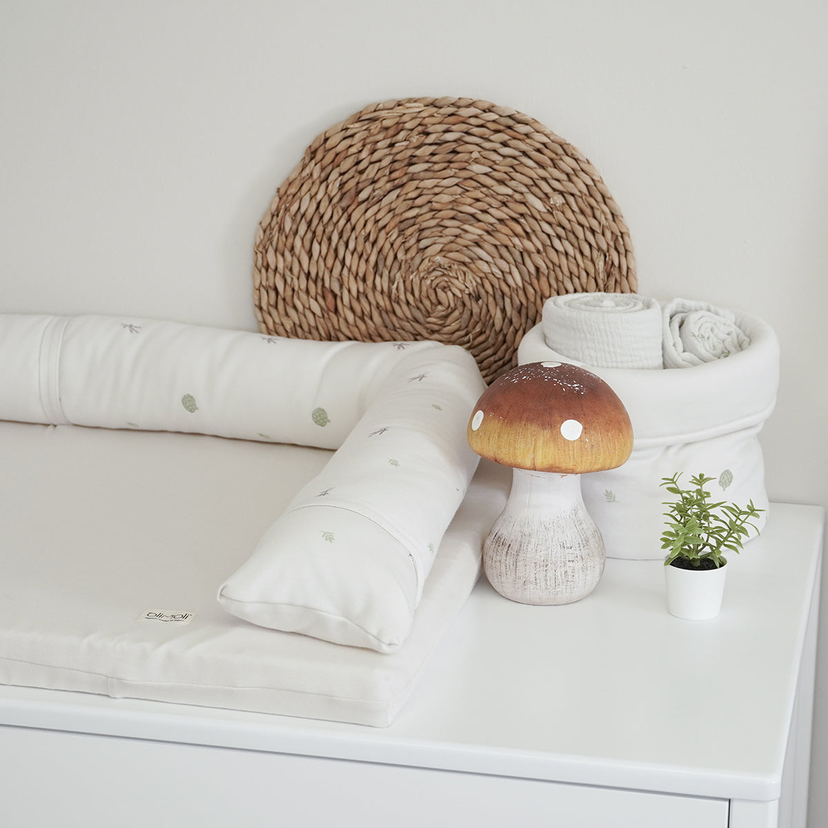 משטח החתלה אולימולי ליין ארטישוק | Olimoli Artichoke Changing Mat 85X55 cm