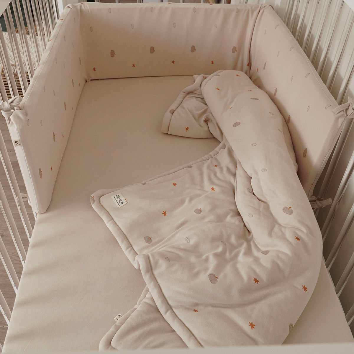 סט מצעים למיטת תינוק אולימולי ליין דלעת | Olimoli Pumpkin Mood Baby Bed Set