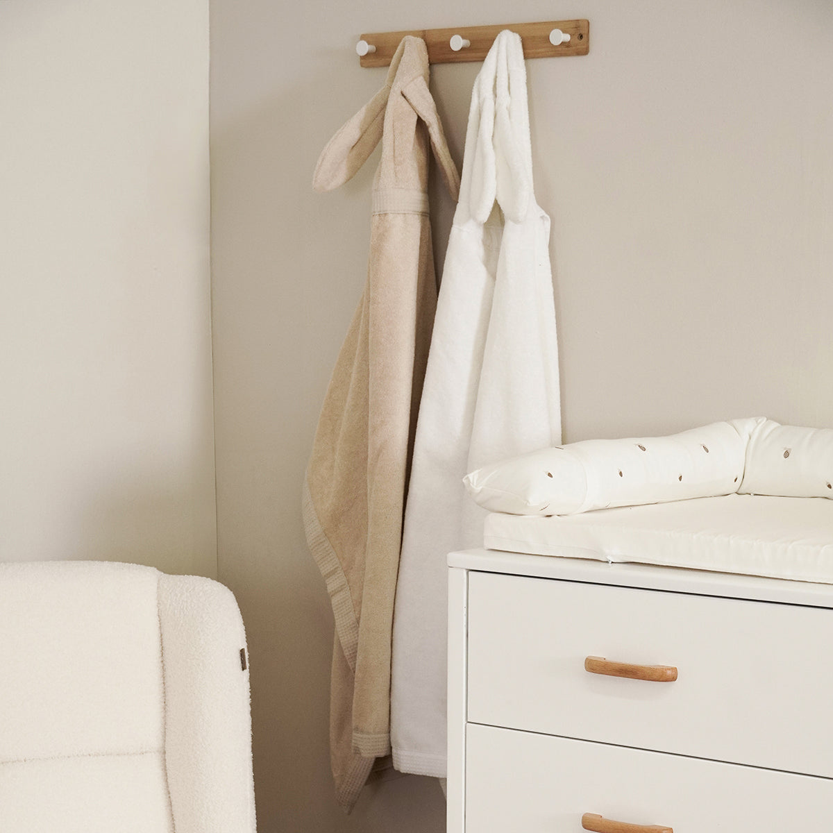 מגבת קשירה L אולימולי ליין שבלול שקד | Olimoli Snail Hooded Towel with Straps 115X85 cm Almond Milk