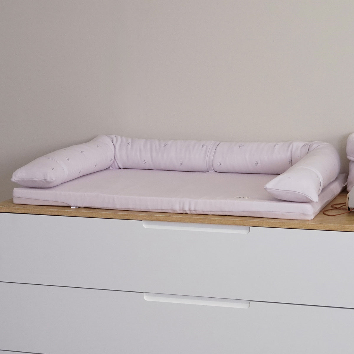 משטח החתלה אולימולי ליין הרמוניית לילך | Olimoli Lilac Harmony Changing Mat 85X55 cm