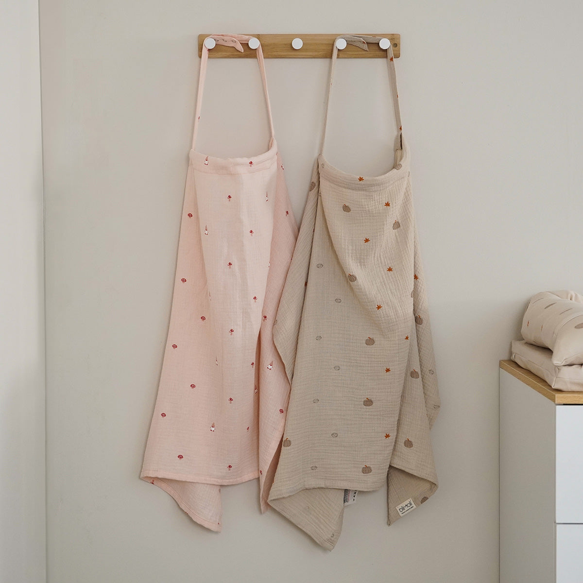 סינר הנקה אולימולי ליין גמד ישנוני | Olimoli Sleepy Gnome Nursing Bib Sleepy Gnome