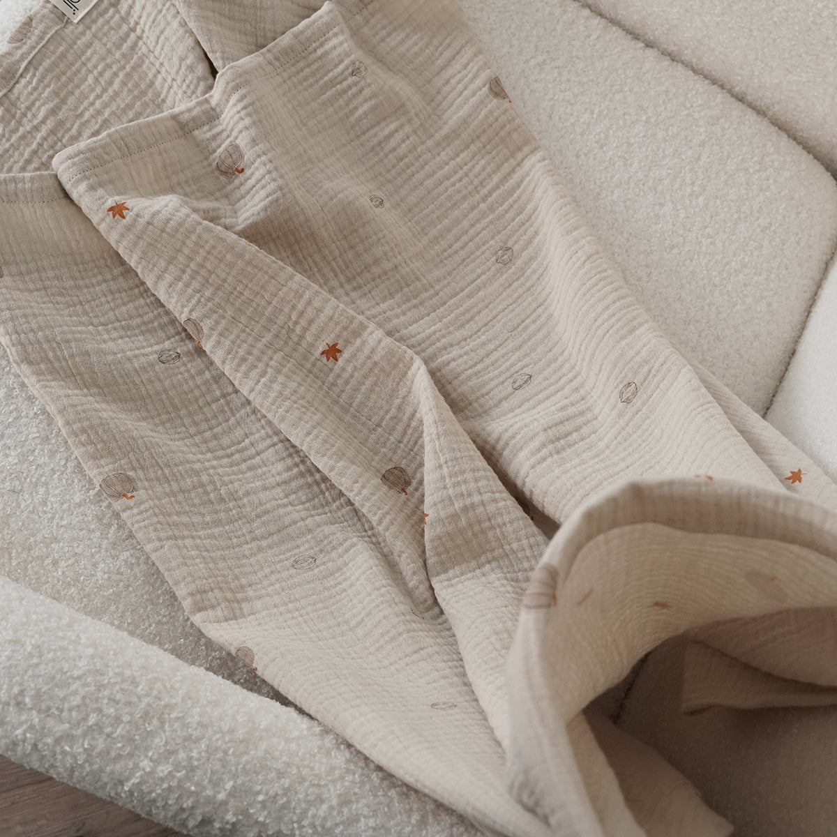 סינר הנקה אולימולי ליין פריחה לבנה | Olimoli White Blossom Nursing Bib White Blossom