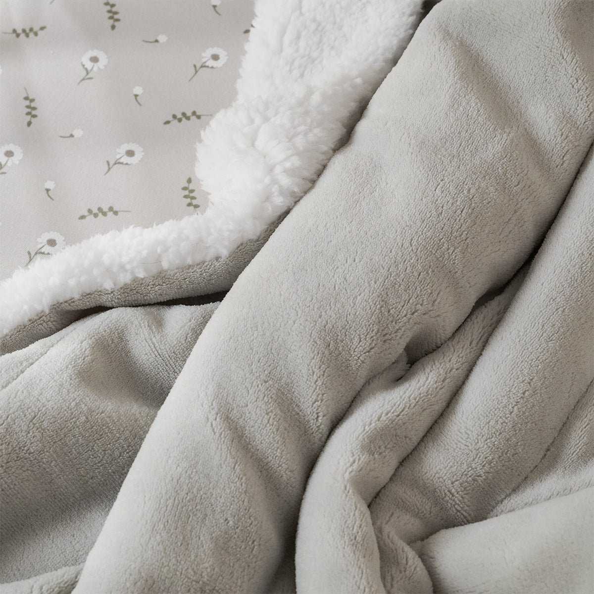 שמיכת פליז אולימולי ליין פריחה לבנה | Olimoli White Blossom Brass Blanket 100X70 cm