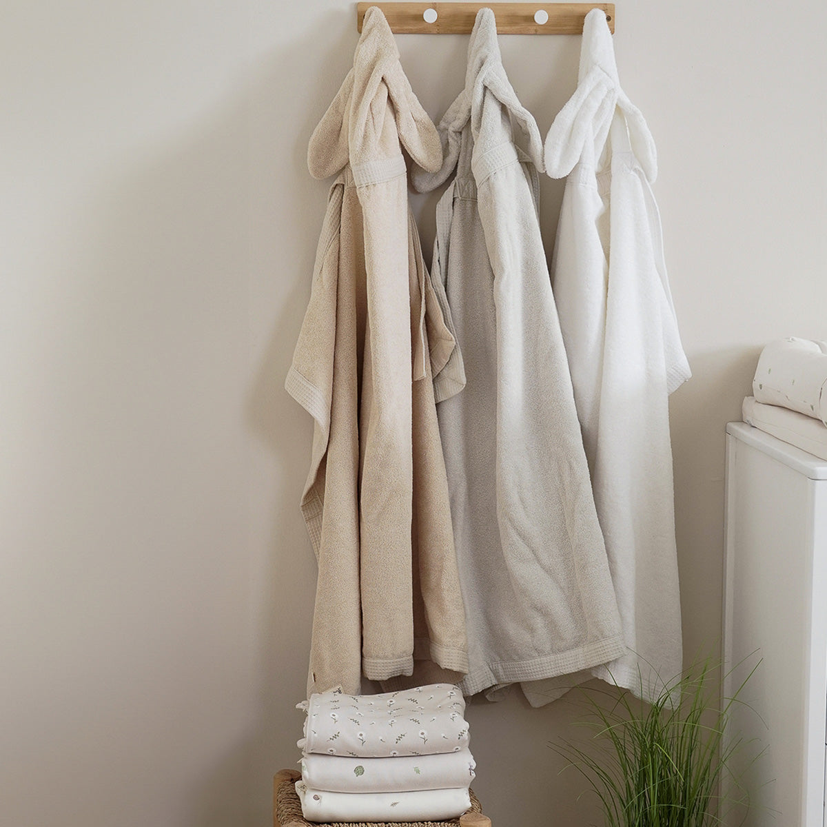מגבת קשירה  L אולימולי  ליין שבלול לבן בוהק | Olimoli Snail Hooded Towel with Straps 115X85 cm Bright White