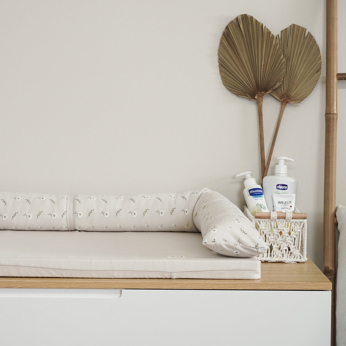משטח החתלה אולימולי ליין פריחה לבנה | Olimoli White Blossom Changing Mat 85X55 cm