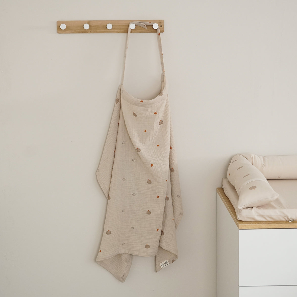 סינר הנקה אולימולי ליין פריחה לבנה | Olimoli White Blossom Nursing Bib White Blossom