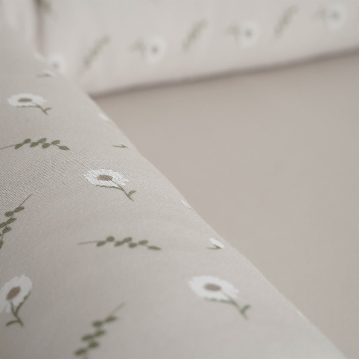 משטח החתלה אולימולי ליין פריחה לבנה | Olimoli White Blossom Changing Mat 85X55 cm