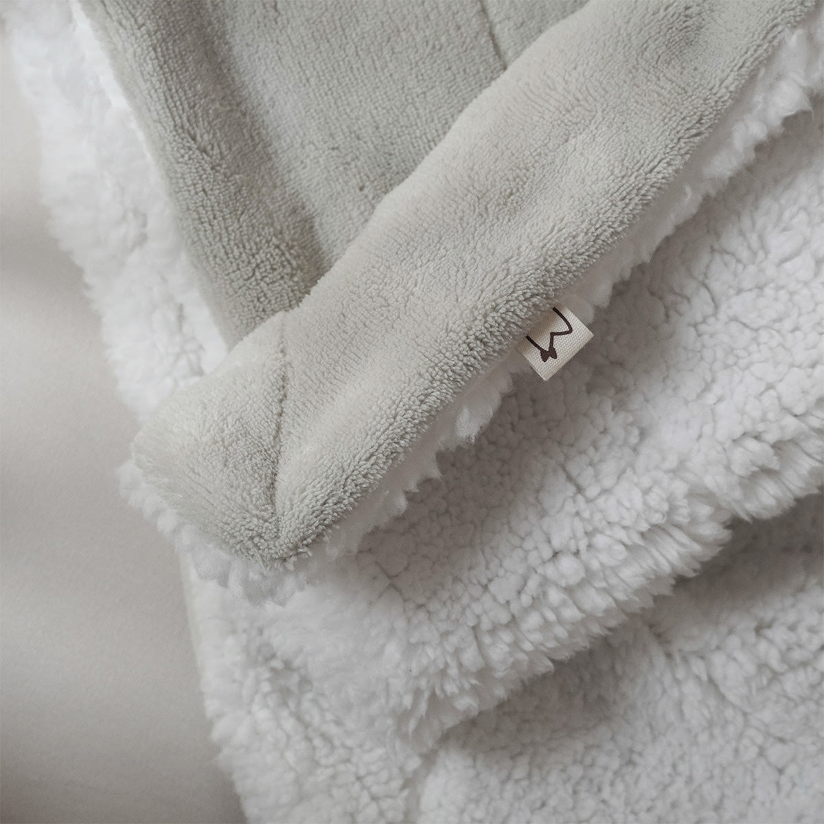 שמיכת פליז אולימולי ליין פריחה לבנה | Olimoli White Blossom Brass Blanket 100X70 cm