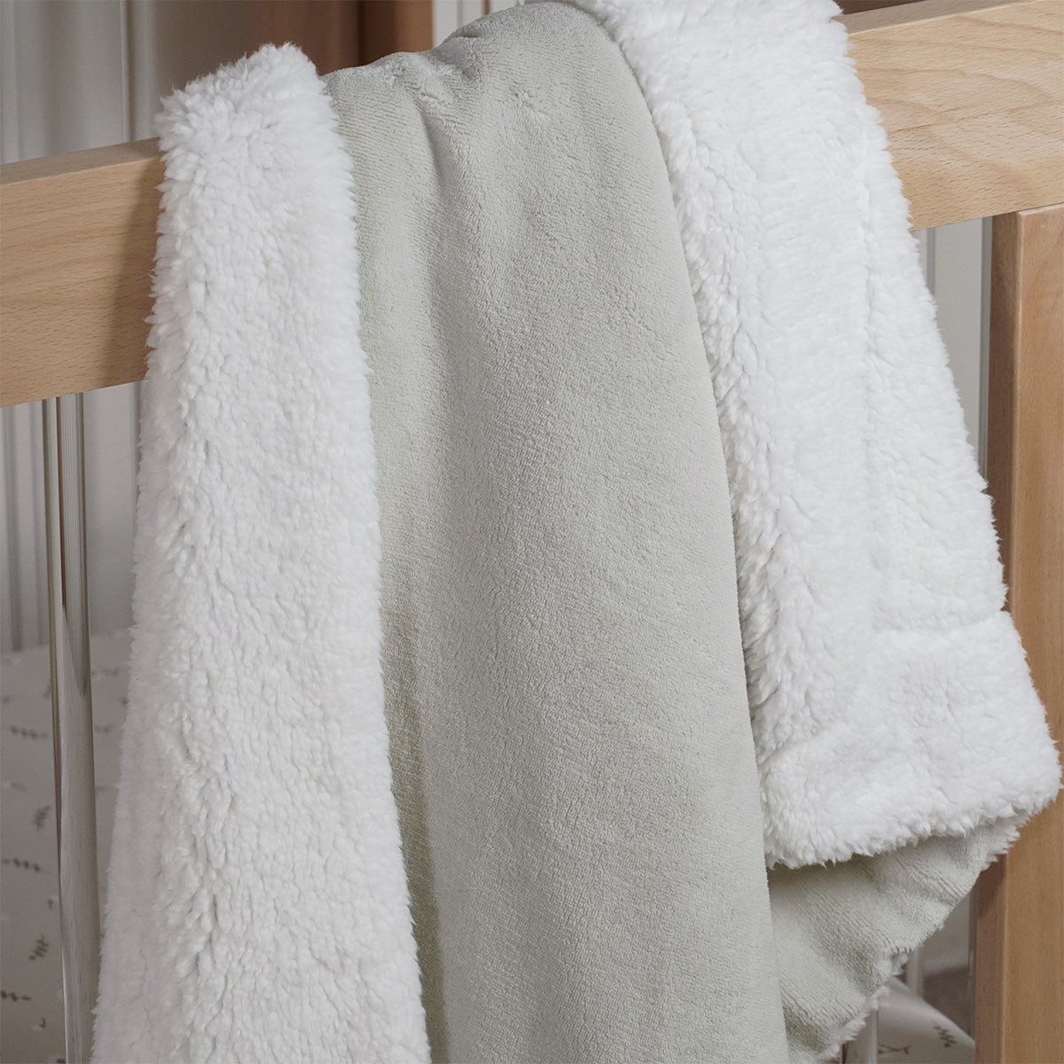 שמיכת פליז אולימולי ליין פריחה לבנה | Olimoli White Blossom Brass Blanket 100X70 cm