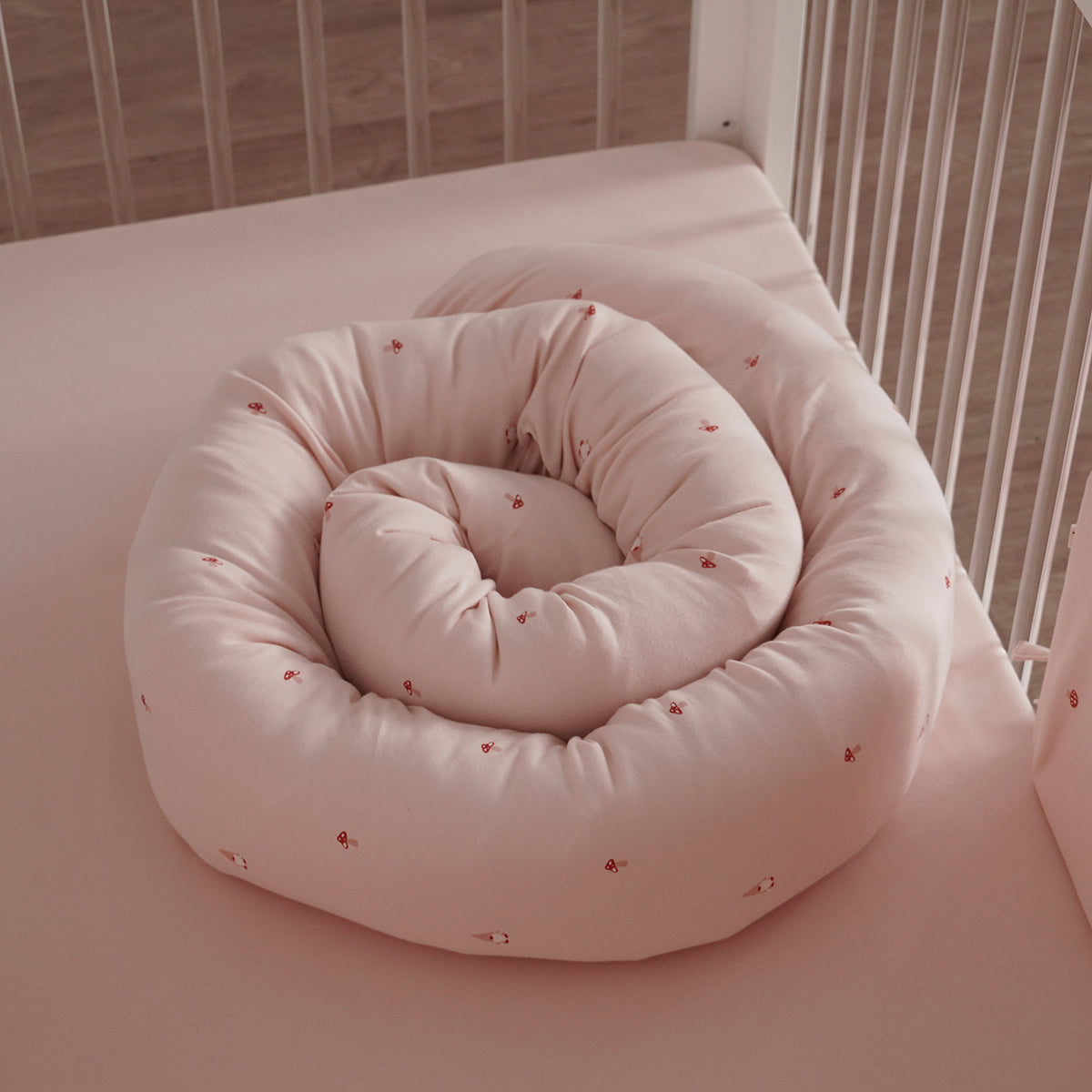 נחשוש אולימולי ליין גמד ישנוני | Olimoli Sleepy Gnome Bed Snake