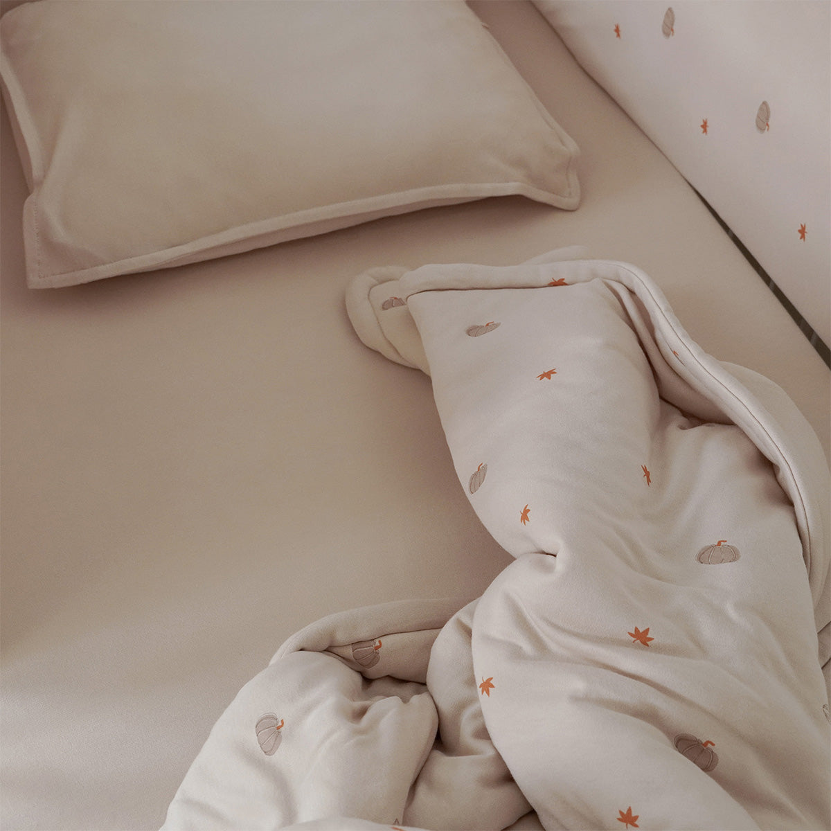 ציפית לכרית אולימולי ליין דלעת 34X44 ס"מ שקד | Olimoli Pumpkin Mood Pillow Cover Almond Milk