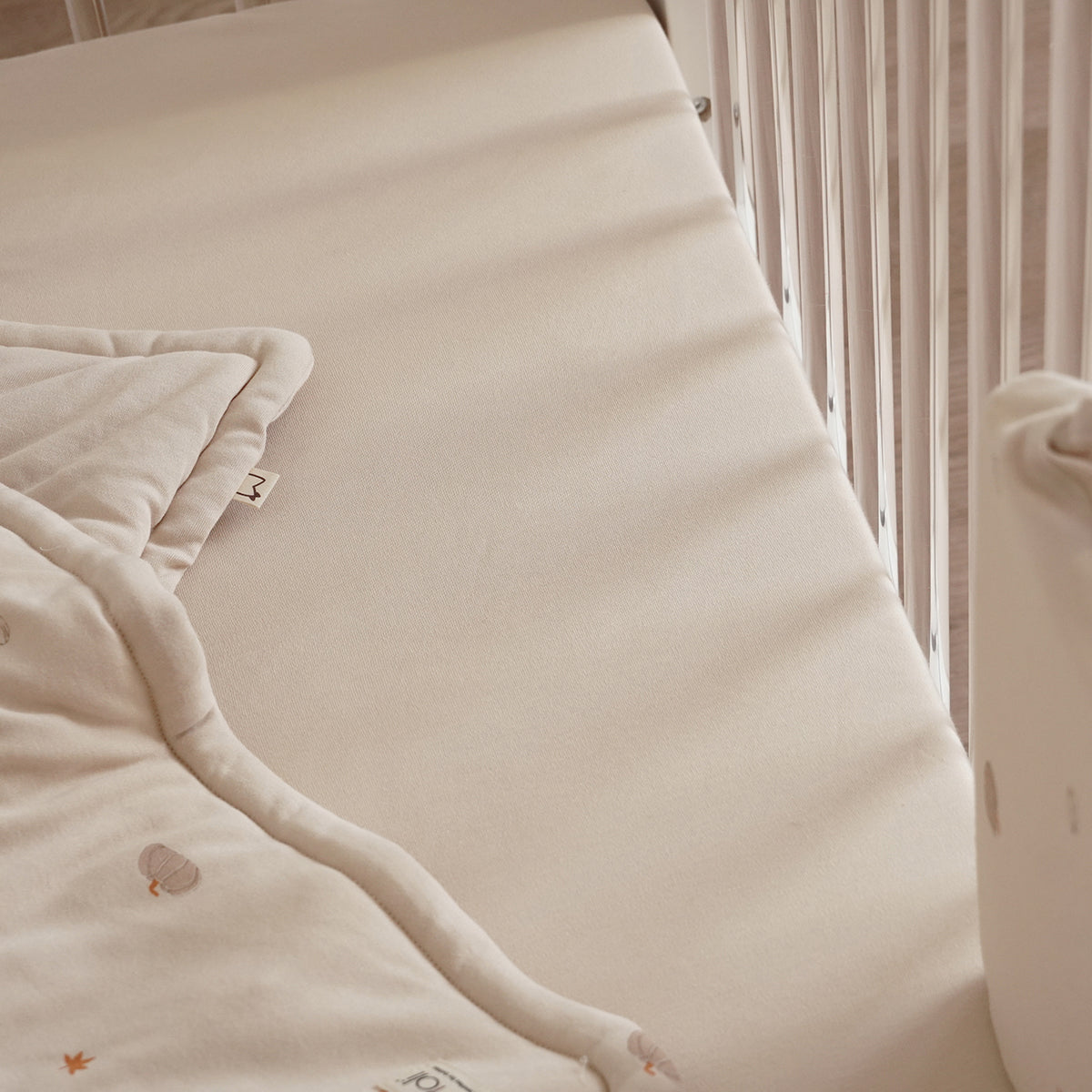 סדין מיטה אולימולי ליין דלעת שקד חלק | Olimoli Pumpkin Mood Baby Bed Sheet 135X80 cm Almond Milk