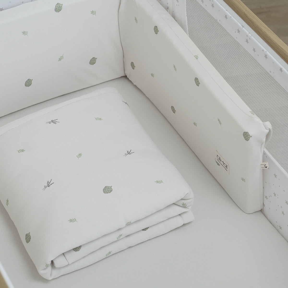 סט מצעים לעריסה אולימולי ליין ארטישוק | Olimoli Artichoke Baby Crib Set
