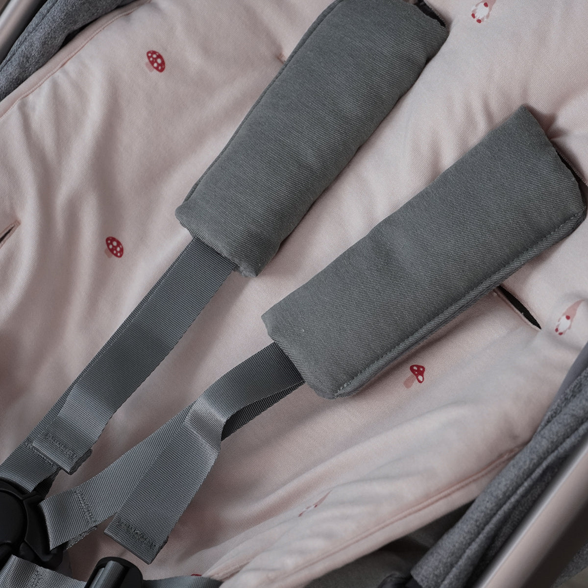 ריפודית לעגלה אולימולי ליין גמד ישנוני | Olimoli Sleepy Gnome Stroller Seat Pad