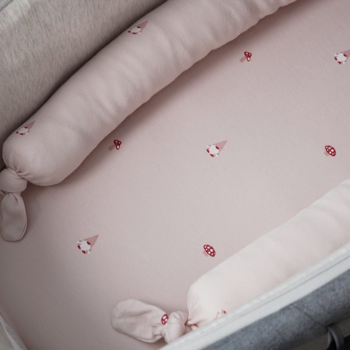 סדין עגלה אולימולי ליין גמד ישנוני | Olimoli Sleepy Gnome Stroller Sheet 78X44 cm