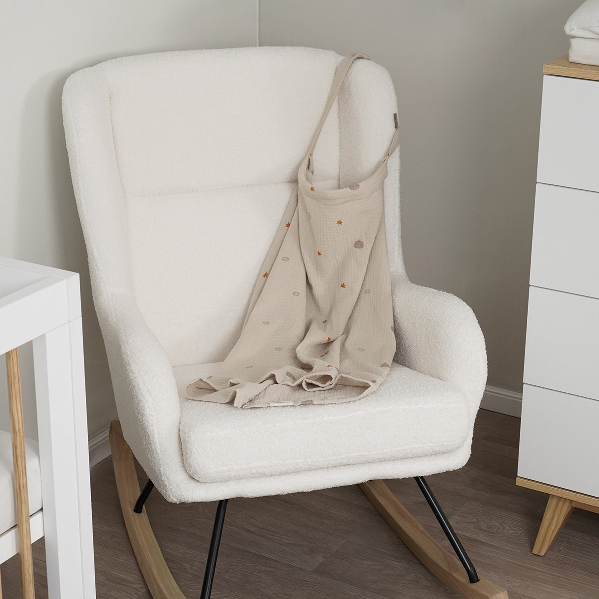 סינר הנקה אולימולי ליין פריחה לבנה | Olimoli White Blossom Nursing Bib White Blossom