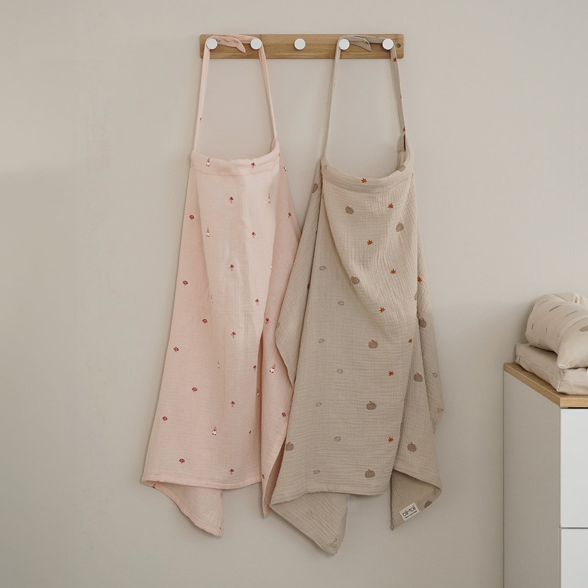 סינר הנקה אולימולי ליין פריחה לבנה | Olimoli White Blossom Nursing Bib White Blossom