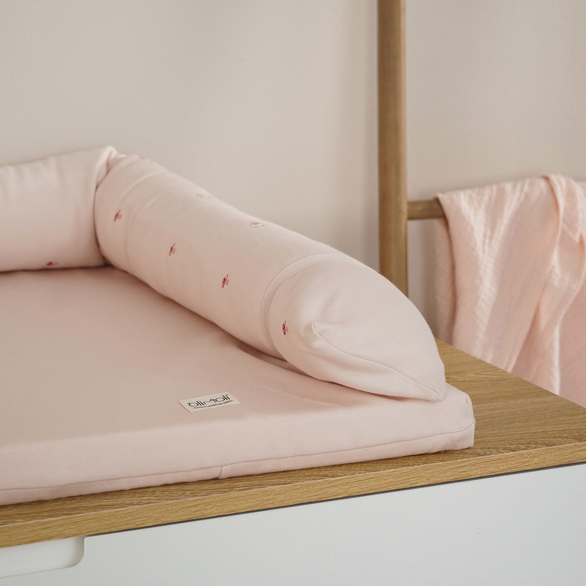 משטח החתלה אולימולי ליין גמד ישנוני | Olimoli Sleepy Gnome Changing Mat 85X55 cm