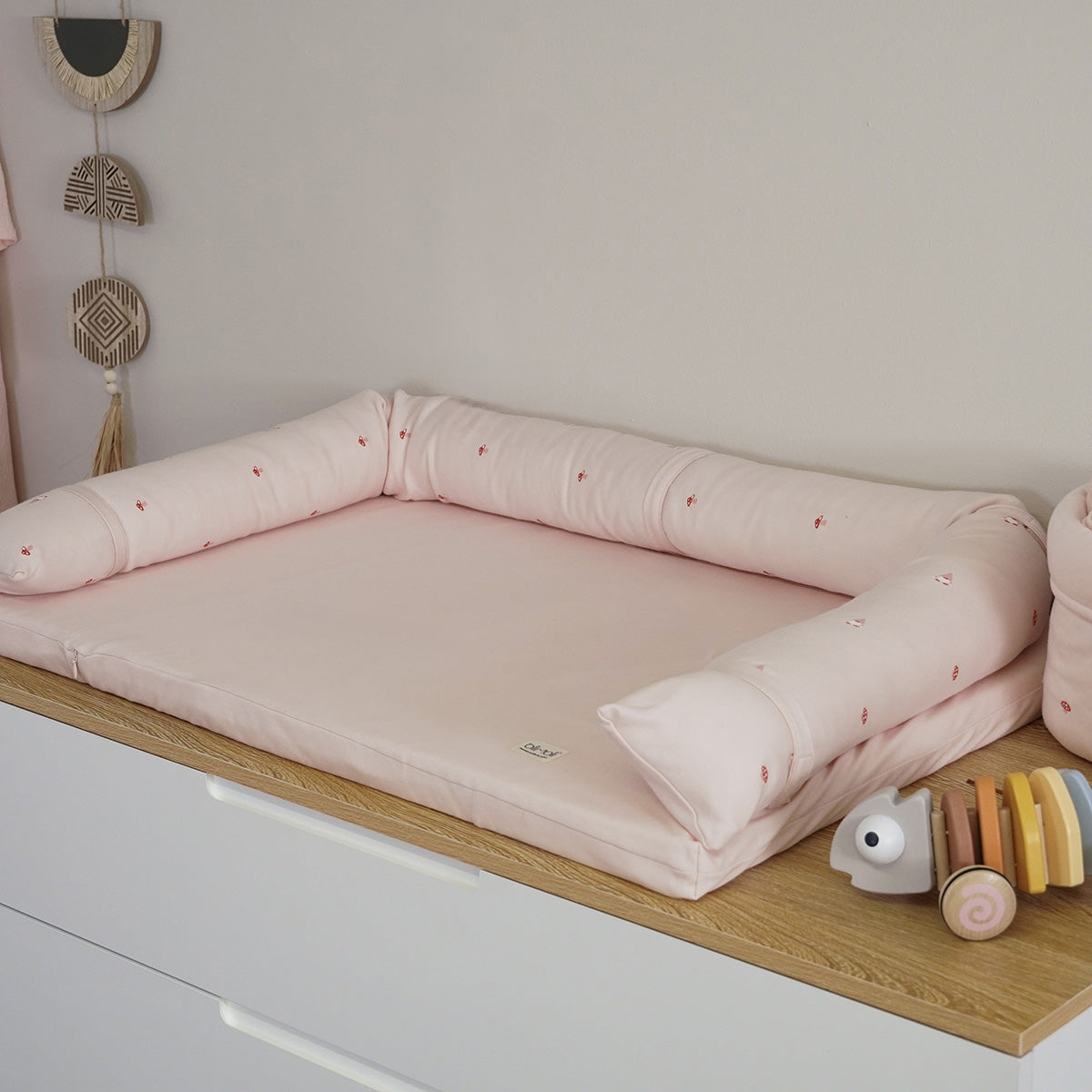 משטח החתלה אולימולי ליין גמד ישנוני | Olimoli Sleepy Gnome Changing Mat 85X55 cm