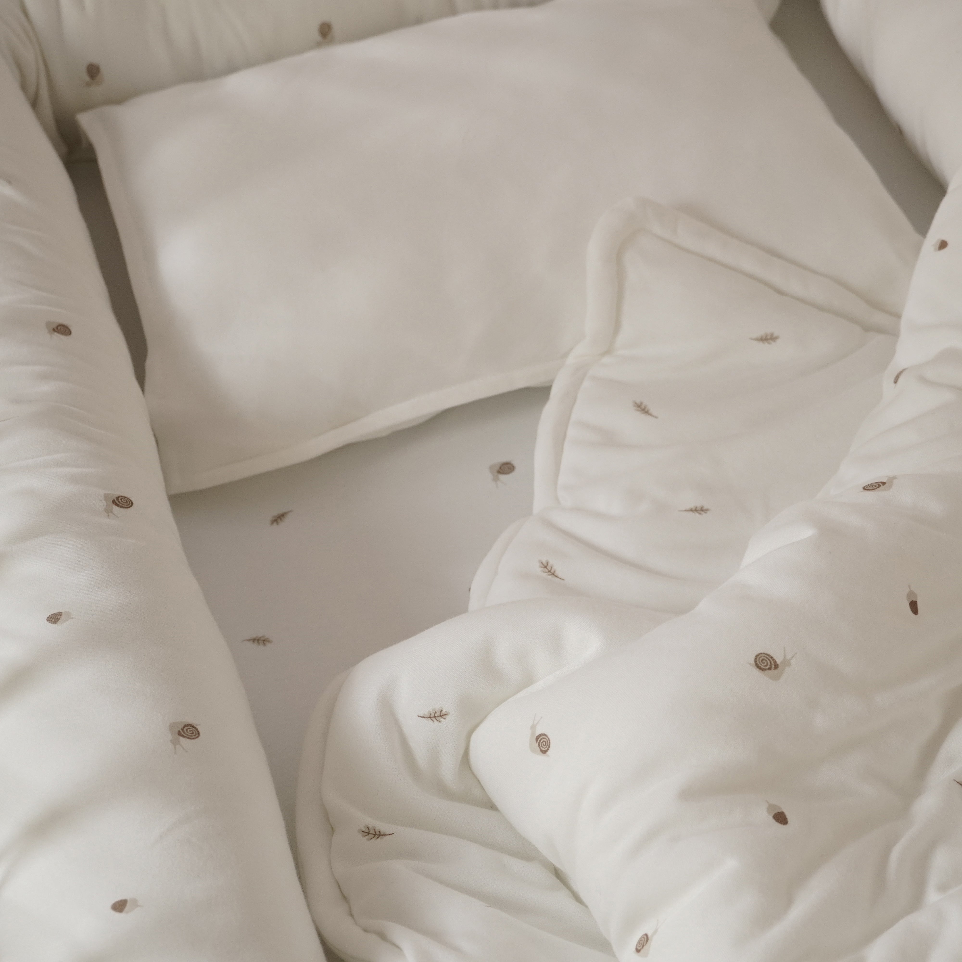 סט מצעים למיטת תינוק אולימולי ליין שבלול | Olimoli Snail Baby Bed Set