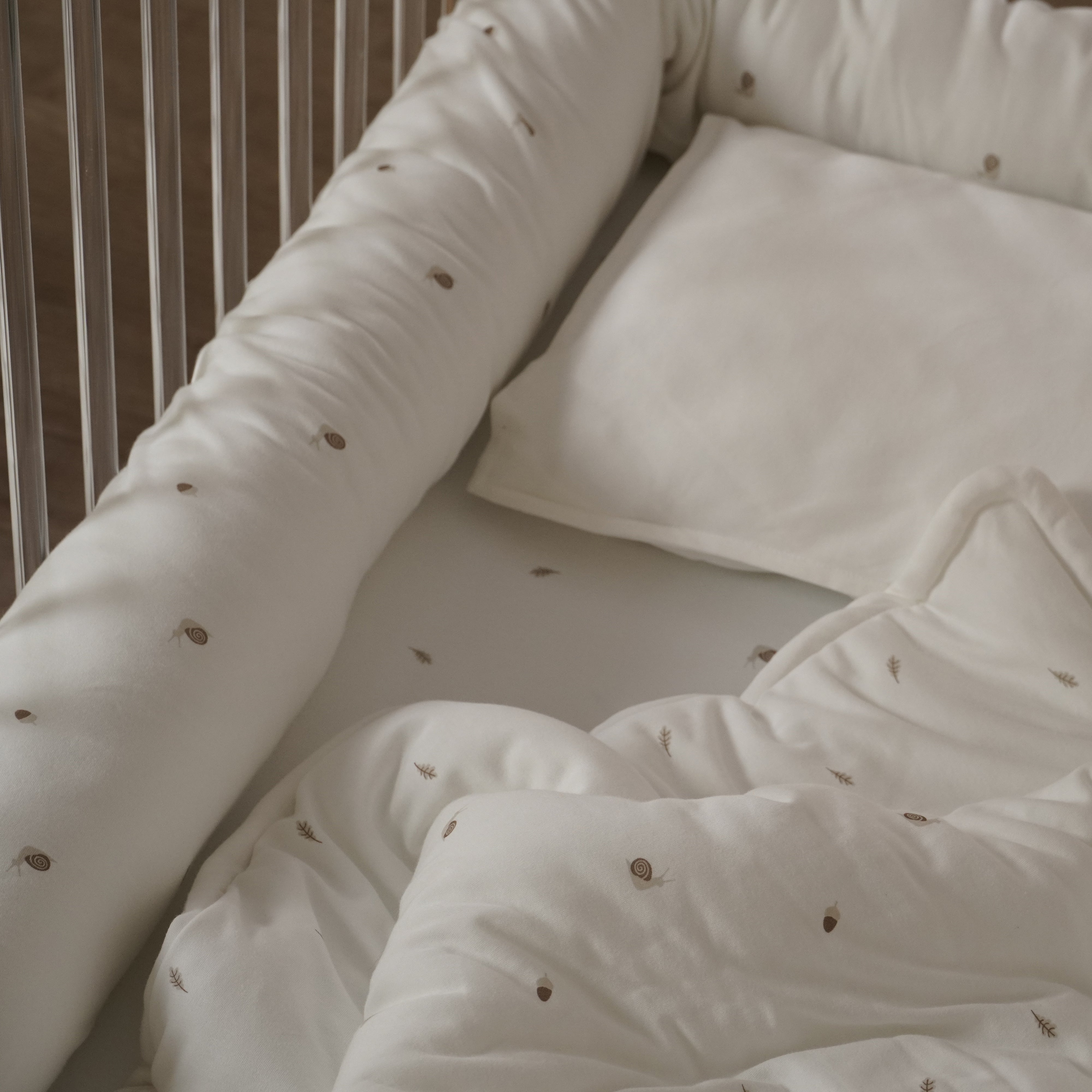 סט מצעים למיטת תינוק אולימולי ליין שבלול | Olimoli Snail Baby Bed Set