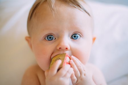 איך להתמודד עם תופעת שיניים ראשונות אצל התינוק?