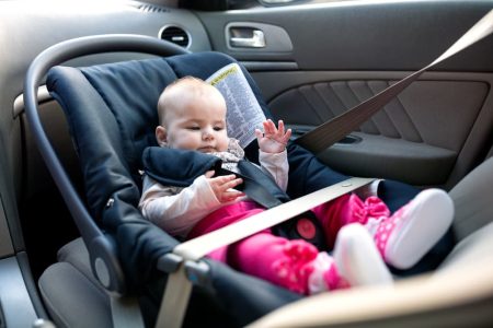איך להרגיע תינוקות בסלקל במהלך נסיעה